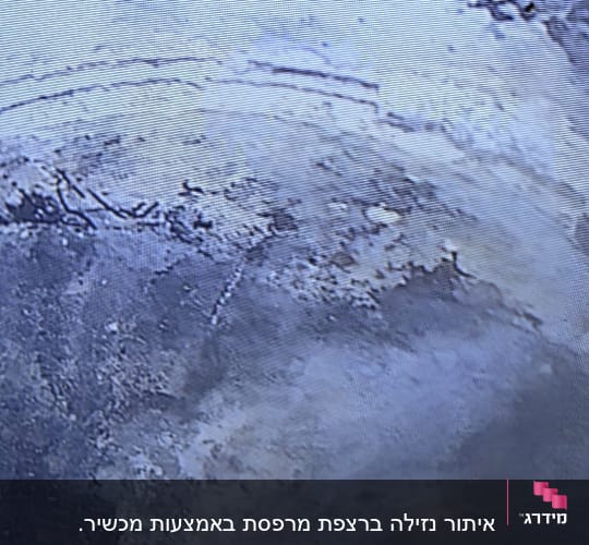תמונה של קיר עם סימני רטיבות ונזילות